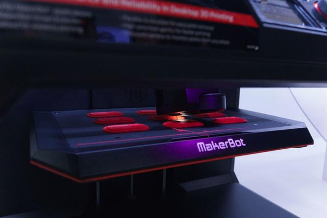 La mayor parte del vehículo se obtuvo de una impresora Stratasys, sobre todo los pequeños detalles que forman parte de él en un proceso que tomó todo un mes imprimiendo 24/7. (Fotos y texto: CNET)