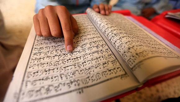Un musulmán paquistaní lee versos del Corán en una mezquita durante el mes sagrado del Ramadán. (Foto: EFE)