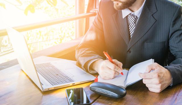 FOTO 2 | REGISTRO DE TIEMPO

Puedes utilizar un diario para anotar el tiempo diario que ocupas a cada tarea, y después de un mes o un par de meses anotándolo, puedes analizar en qué deberías invertir más tiempo y en qué menos. (Foto: Freepik)