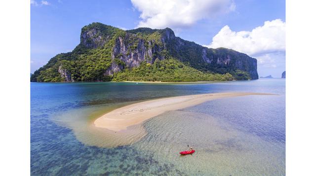 Durante la cena en un bar de arena en Filipinas. El archipiélago filipino de Palawan, que consiste en unas 2.000 islas, tiene algunas de las mejores playas del mundo. Aquí, según Kozolchyk, se puede alojar en un hotel en la Isla de Lagen, un conjunto de 1