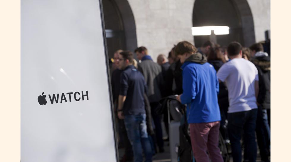 El logo de Apple Watch se luce frente a una tienda Apple Store mientras los clientes esperan en Berlin. Lso clientes hacen largas colas para ver de cerca el reloj inteligente. REUTERS/Stefanie Loos