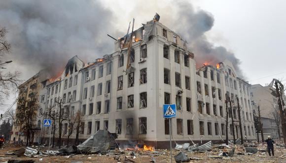 Los bomberos trabajan para contener un incendio en el edificio del Departamento de Economía de la Universidad Nacional Karazin Kharkiv, presuntamente atacado durante el reciente bombardeo de Rusia, el 2 de marzo de 2022. (Foto: Sergey BOBOK / AFP)