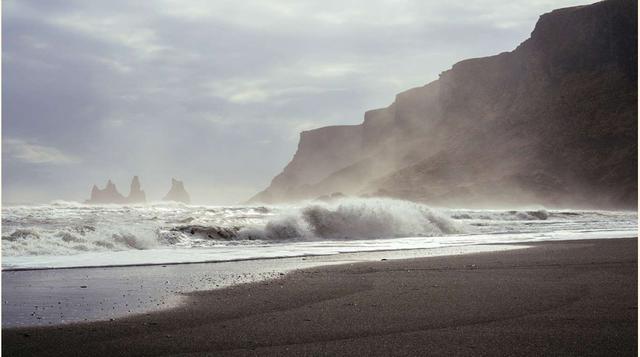La Barra,las piscinas naturales formadas en la arena entre las mareas atraen a muchos bañistas. Sin embargo, no hay que subestimar la fuerza de la marea que crea la barra, pues a veces la corriente es muy fuerte y arrastra mar adentro a los que se allí se
