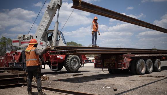 Los trabajadores se ven en el sitio de construcción de la Sección 3 del Tren Maya, en Maxcanu, estado de Yucatán, México, el 31 de marzo de 2023. (Foto de Pedro Pardo / AFP)