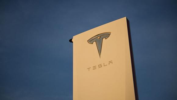 El logotipo de Tesla, Inc. se muestra en un letrero fuera del Centro de Diseño de Tesla en Hawthorne, California, el 9 de agosto de 2022. (Foto de Patrick T. FALLON / AFP)