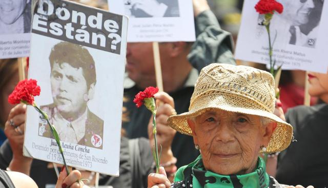 La llamada “Marcha por la represión” partió de Plaza Italia, la rotonda de la capital convertida en epicentro de la crisis, y terminó frente al Palacio de la Moneda, sede del ejecutivo chileno. (Foto: EFE)