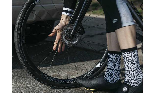 A primera vista, una bicicleta de grava parece, bueno, una bicicleta. Tiene el clásico manubrio o manillar bajo, las palancas de cambio y llantas de una bici de pista o ciclocross, pero hay pequeños detalles diseminados por toda la máquina que la ayudan a