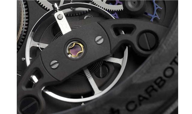 Carbono: Es el material, con permiso del silicio, que con más fuerza está entrando. Hasta ahora se ceñía a las cajas, pero cada vez se usa más en movimientos. Panerai ha presentado el primero con sus principales componentes fabricados en carbono, lo que e