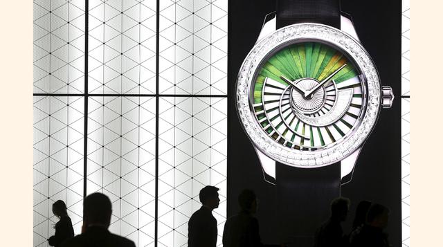 Un grupo de visitantes camina cerca de la sala de exposición de la marca francesa Dior, también presente en el Baselworld 2016 en Basilea, Suiza. (Foto: Reuters)