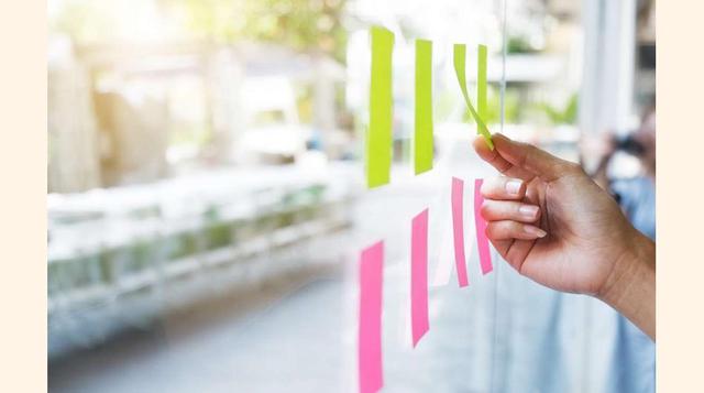 FOTO 4 | En los años 70, un químico estadounidense llamado Spencer Silver intenta mejorar un pegamento ultra resistente. El resultado es un pegamento que se adhiere al papel y que puede reutilizarse varias veces… pero no es lo que él esperaba inventar. En