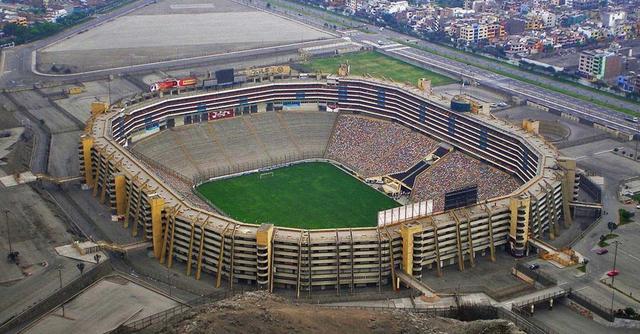 FOTO 8 | 8. "Todo Javier Prado". La única forma de llegar y salir del Monumental es "todo Javier Prado", como gritaban los cobradores de los microbuses que hasta hace poco circulaban por esa gran avenida que cruza la capital de oeste a este hasta la puerta principal del estadio, rodeado de cerros por los demás lados. (Foto: USI)