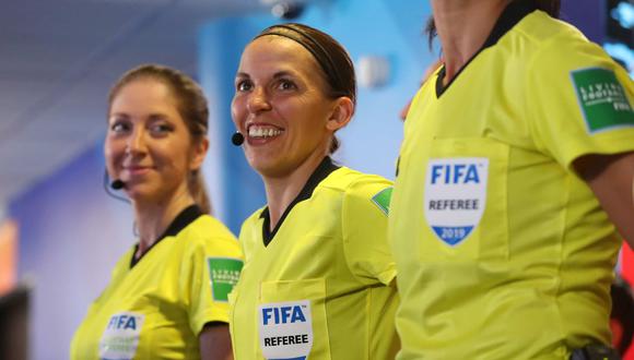 Stéphanie Frappart será la primera mujer que dirigirá un partido en un Mundial de fútbol masculino. (Foto: AFP)
