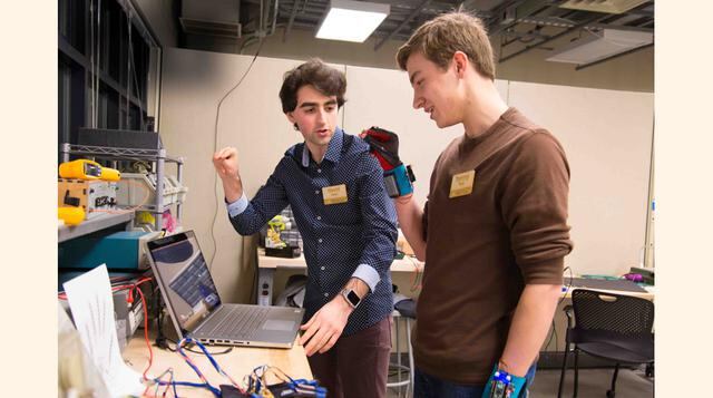 SingAloud. Son unos guantes que están desarrollando estudiantes del MIT capaces de convertir el lenguaje de signos en texto o voz sintetizada. De ese modo, personas que hablen el lenguaje de signos podrán comunicarse con otras a pesar de que éstas no sean