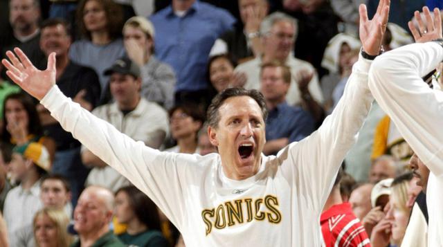 7. Schultz es aficionado al básquetbal e inclusive fue propietario del equipo de su ciudad: los Seattle SuperSonics.