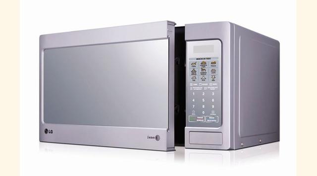 8 Un microondas. Es necesario desecharlos en lugares especiales y no abandonarlos en la calle.