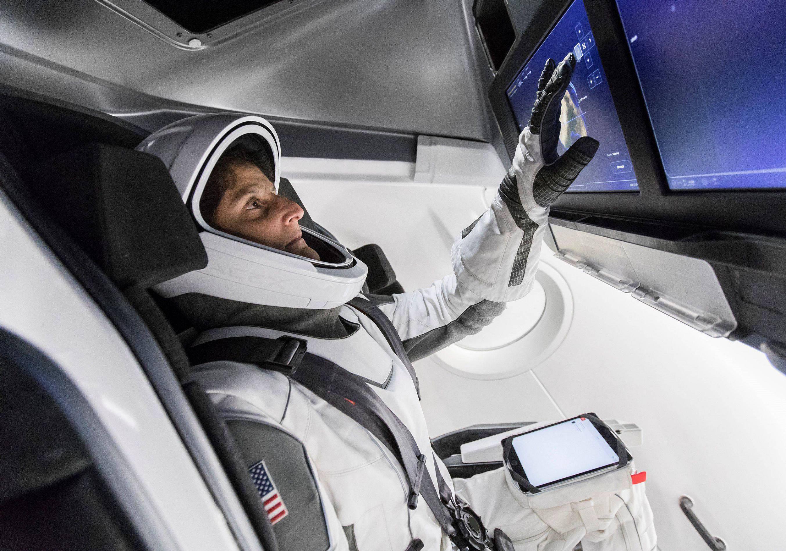 La imagen muestra el interior de la nave espacial Crew Dragon de Space X. (Foto: Space X)