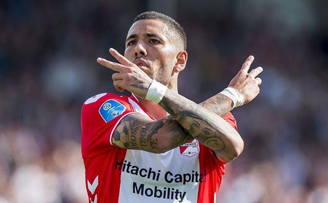 Sergio Peña (24) está valorizado en 1.31 millones de dólares tras perder un valor de 327.40 mil dólares (Foto: FC Emmen)