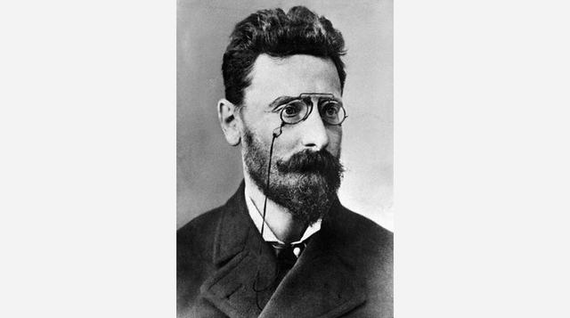 Joseph Pulitzer. Años después de haber sido expulsado por el portero del Hotel de los Franceses de la Calle Park Row en Nueva York cuando era un lustrabotas, Joseph regresó en 1890 para inaugurar su propio periódico.