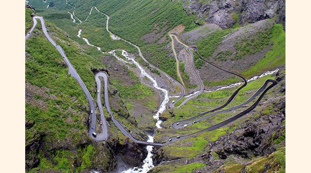 Trollstigen – Noruega, es una parte de la Carretera Nacional Noruega 63. Cuenta con once curvas de 180° y un 9% de inclinación, lo que la convierte en una de las carreteras más empinadas del planeta y sin duda de las más extraordinarias.