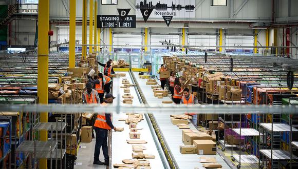 Los empleados trabajan en una estación de entrega de Amazon en Rozenburg el 30 de noviembre de 2022. (Foto de Phil Nijhuis / ANP / AFP) / Países Bajos FUERA