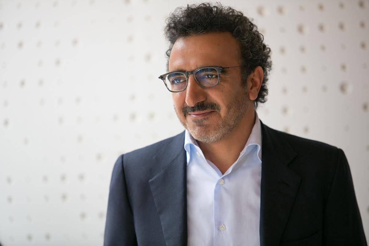 FOTO 1 | HAMDI ULUKAYA
Inmigrante, creador de empleo rural, multimillonario: fundador de Chobani Yogurt

El poeta Rumi escribió: “A medida que empiezas a caminar por el camino, aparece el camino”. Cuando empecé Chobani, nunca antes había dirigido una empresa y no tenía un plan, pero una cosa que vi que podía arreglarse con facilidad eran los viejos muros de la fábrica: necesitaban pintura nueva. Así que compré pintura, y nuestros primeros cinco empleados y yo nos pusimos a trabajar. Fue la primera y mejor decisión que tomé. Hay algo mágico en el movimiento, en la acción, algo que te permite pensar, descubrir nuevas ideas y sentir que estás progresando. Así que no te sientes a esperar, actúa.
