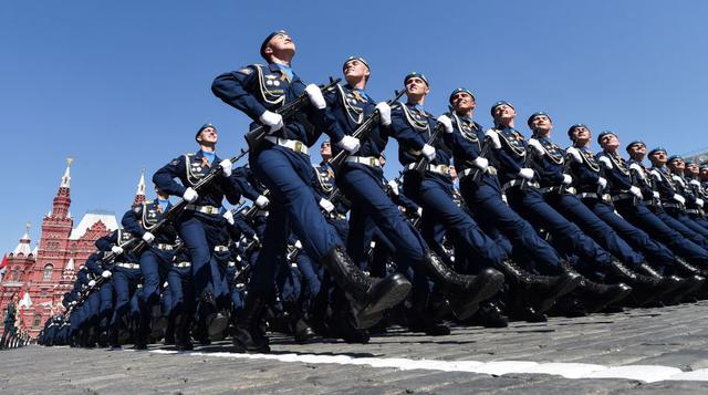 Soldados rusos desfilan en la Plaza Roja de Moscú durante las celebraciones del Día de la Victoria, que marcó el fin de la Segunda Guerra Mundial para la Unión Soviética. (Foto: AFP)