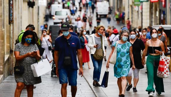 Gente caminando en las calles de Bordeaux, Francia, sin el distanciamiento social recomendado. (Foto: EFE)