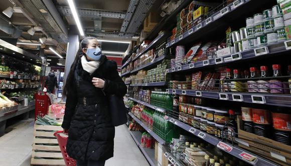 Una mujer que lleva una máscara busca ir de compras a un supermercado en el XIII distrito chino de París. (Foto: AP)