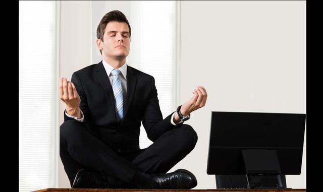 Foto 10 | Tome un descanso mental. Deje que su mente divague. Un descanso mental puede ser la clave para identificar oportunidades, sugiere Manoush Zomorodi, autor de Bored and Brilliant: How Spacing Out Can Unlock Your Most Productive and Creative Self. Los estudios muestran que las personas obtienen sus ideas más originales cuando no están siendo estimulados constantemente y que los teléfonos inteligentes inhiben la capacidad de uno para establecer objetivos. Aléjese de la tecnología y permítase soñar despierto y crear conexiones que de otra manera no serían evidentes. No se sienta culpable por estar en las nubes. Esta es su oportunidad de acercarse a tu progreso profesional.