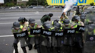 Venezuela: Policía lanza gases lacrimógenos a marcha que exige referendo contra Maduro