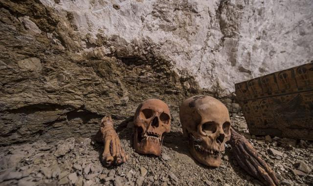 Foto 6 |  En cambiop, el retrato de su hijo estaba pintado entre ambos. (Foto: AFP)