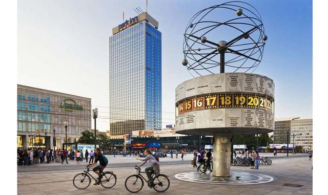 BERLÍN (ALEMANIA). Si Alexanderplatz es uno de los lugares más visitados de Berlín, el reloj mundial ubicado en la plaza, de 10 metros de altura, se ha convertido en un icono. Además de su moderno diseño, una representación del sistema solar, su peculiari