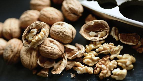 Las nueces están entre estos alimentos que son recomendados por los especialistas (Foto: Pixabay / congerdesign)