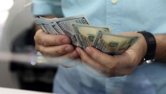 Hoy el dólar se vendía a S/ 3.535 en las casas de cambio y las calles de la capital. (Foto: AFP)