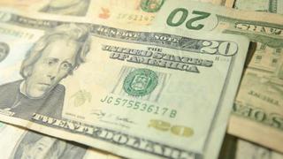 El dólar toca un nuevo mínimo de más de 16 años