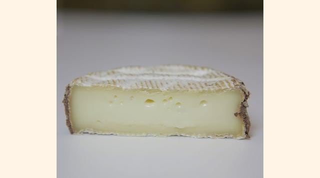 Harbison Procedente de Vermont y es uno de los quesos más especiales de EEUU. De interior muy cremoso, este queso se elabora con leche de vaca de la raza Ayshire. Su corteza es lavada, enmohecida y se rodea de una cincha de abeto que hace de molde. (Foto: