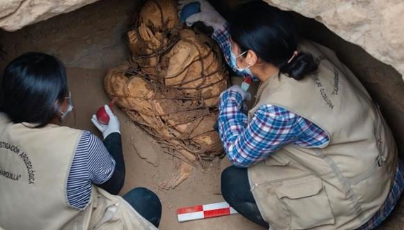 Arqueólogas estudian la momia hallada en el Cajamarquilla. (Foto: Difusión)