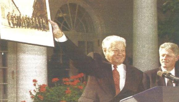 El presidente ruso Boris Yeltsin, en compañía del mandatario norteamericano Bill Clinton, muestra una fotografía de la Segunda Guerra Mundial. (Foto Reuter).