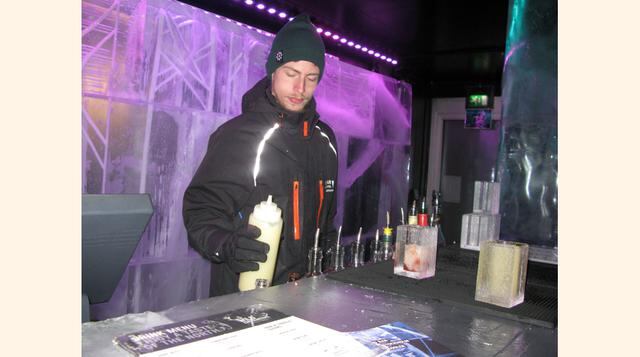 Aunque juren que les encanta la nieve y el frío, los bármanes deben turnarse cada hora. Y cuando no están detrás de la barra, ellos reciben y ayudan a los visitantes a ponerse los trajes térmicos. (Foto: Gestión)