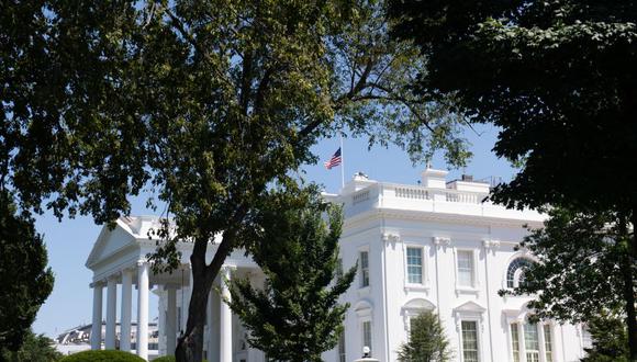 La bandera de Estados Unidos ondea a media asta en la Casa Blanca. (Foto: SAUL LOEB / AFP).