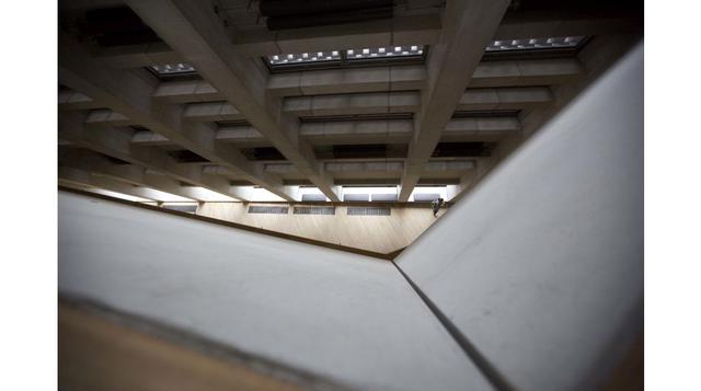 Es una estructura impresionante, cubierta en un entramado de ladrillos cuya textura ha sido comparada con la de un viejo suéter tejido. Adentro, fuertes columnas de concreto bajo elevados techos evocan el pasado industrial del sitio. Partes de la vieja ce