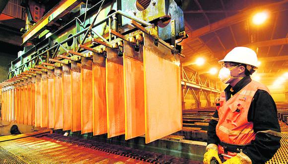 Economista Luis Carranza mencionó que para cerrar la brecha de la demanda de cobre al 2031, se necesita US$ 91,000 millones de inversión. (Foto: EFE)
