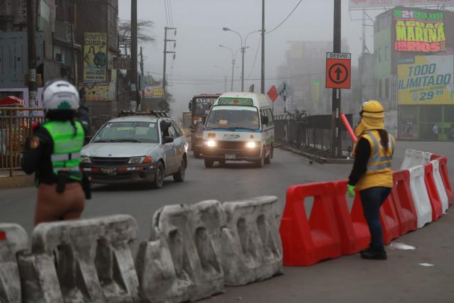 Se ha desplegado un contingente de agentes de la Policía Nacional del Perú (PNP) y fiscalizadores para brindar mayor fluidez a las vías alternas a la Carretera Central. (Fotos: Lino Chipana)