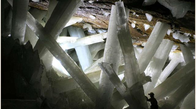 La Mina de Cristales Gigantes. Es una mina de plomo, de zinc y de plata que se encuentra en Naica, un pueblo del norte de México. Este lugar se descubrió en 1999 y constituye una de las más hermosas maravillas subterráneas del planeta, pues oculta los cri