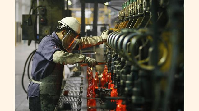 En la medida en que los ciudadanos trabajan más, de un lado siguen financiando el sistema de salud, y de otro lado, usan la pensión durante menos tiempo, lo cual ayuda al equilibrio de los sistemas de seguridad social. (Foto: Manuel Melgar)