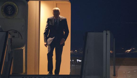 El presidente de los Estados Unidos, Joe Biden, desembarca el Air Force One cuando llega al aeropuerto de Bruselas el 23 de marzo de 2022 en vísperas de una cumbre de la OTAN sobre la invasión de Ucrania por parte de Rusia. (Foto de Kenzo TRIBOUILLARD / AFP)