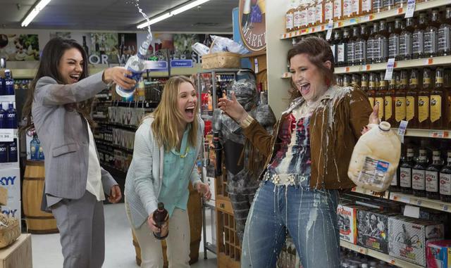 FOTO 9 | La comedia es estelarizada por tres mujeres, Mila Kunis, Kristen Bell y Kathryn Hahn, que planean cambiar cuando sus madres (Christine Baranski, Cheryl Hines y Susan Sarandon) les caen inesperadamente para las vacaciones. (FOTO: IMDB)