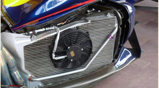 Sistema de Refrigeración. Costo estimado: US$ 172,000. Con un sistema electrónico tan complejo dentro del coche de F1, el calor puede alcanzar niveles muy altos si no cuenta con un sistema de refrigeración adecuado. Este sistema mantiene al motor con la t