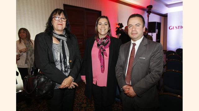 De izquierda a derecha: Mónica Alpaca y Elena Pinilla de Intrapreneur Cambio y Gerencia, junto a Eli Sondón García de Claro-América Móvil. (Foto: Manuel Melgar)