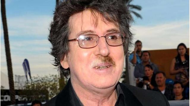 8.- Charly García sufre Vitíligo. Una crisis nerviosa en su niñez fue la causa que desató este problema de pigmentación en la piel del cantante argentino. Esta enfermedad, que consiste en degenerar la piel al deja de producir melanina (sustancia que da co